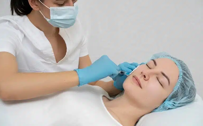 ترین سن برای تزریق ژل و فیلر از سن ۱۸ سالگی به بعد است.