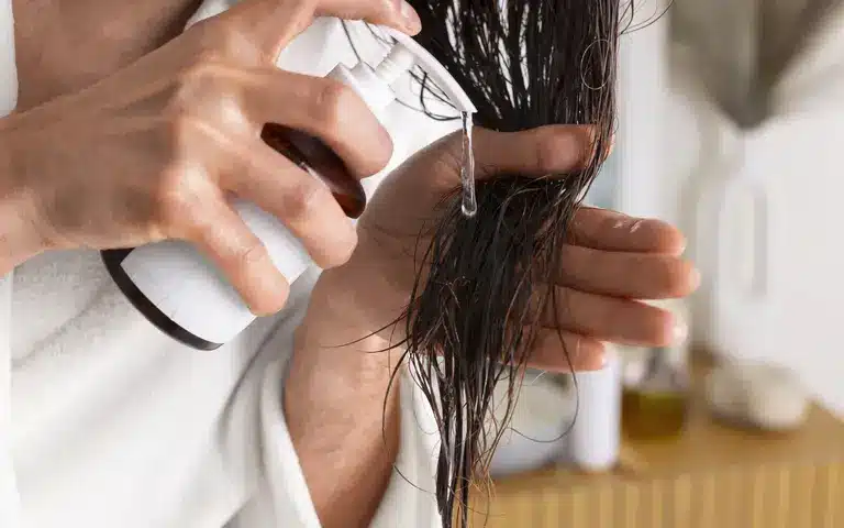 استفاده ماسک‌های مو در روتین مو بخصوص بعد از حمام می‌توانند به‌عنوان درمانی عمیق برای موهای خشک و آسیب‌دیده عمل کنند.