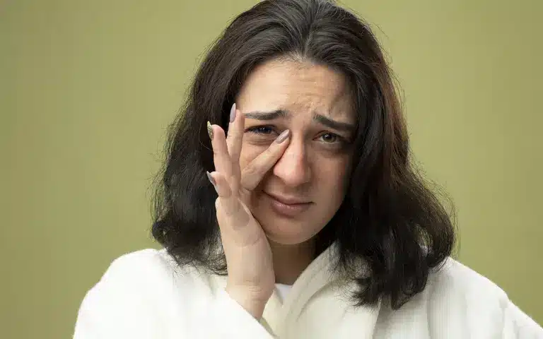 انجام تمرینات ساده مانند بستن و باز کردن سریع چشم‌ها یا حرکت دادن چشم‌ها به بالا و پایین می‌تواند به تقویت عضلات اطراف چشم کمک کند.